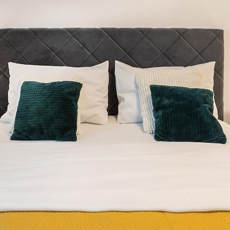 Design 2Bdr Apartment With Balcony- Free Parking Zagabria Esterno foto