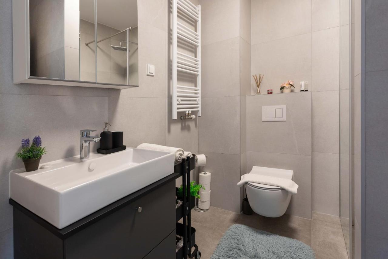 Design 2Bdr Apartment With Balcony- Free Parking Zagabria Esterno foto